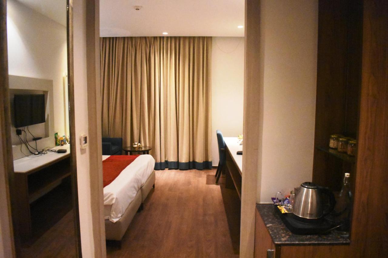 Lemonwood Suites By F9 Hotels - Trivoli Garden Chhatarpur 뉴델리 외부 사진